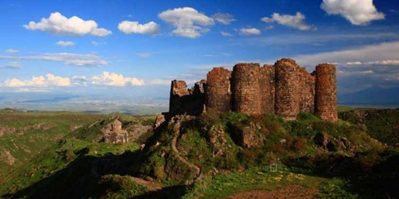 Крепость Амберт – На склоне горы Арагац, всего 40 минут езды от Еревана, раскинулся комплекс Амберд.