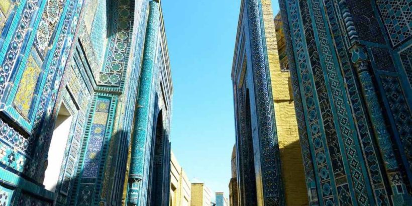 Шахи́ Зинда́ — памятник средневековой архитектуры в Самарканде, Узбекистан